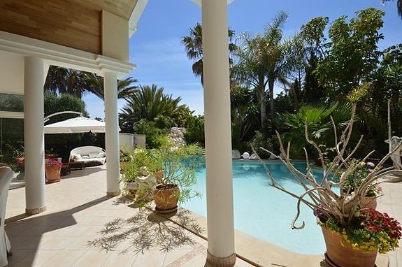 Bruk en megler med gode referanser - se SPANIA1.no