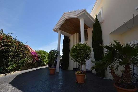 Bruk en megler med gode referanser - se SPANIA1.no