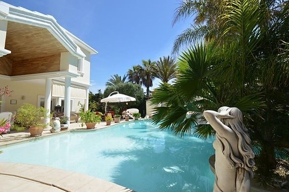 Bruk en megler med gode referanser - se SPANIA1.no