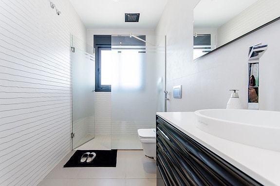 Bruk en megler med gode referanser - se SPANIA1.no