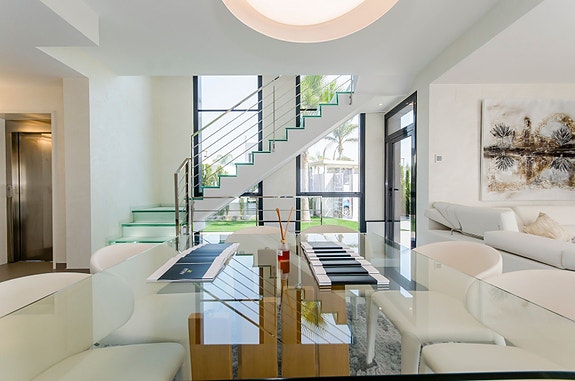 Bruk en megler med gode referanser - se SPANIA1.no