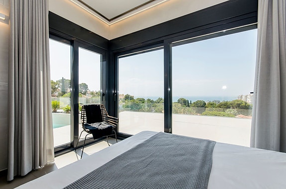 Bruk en megler med gode referanser - se SPANIA1.no