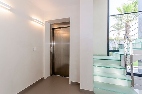 Bruk en megler med gode referanser - se SPANIA1.no