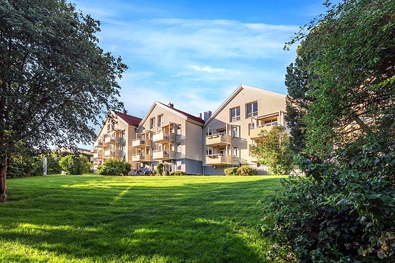 Lys og romslig 3-roms med egen markterrasse og adkomst til en nydelig felles hage med lekeplass - stille & frodig. Oppvarming og varmtvann inkludert i fellesutgiftene. Kort vei til Tåsen barneskole, t-bane/buss og forretninger, samt Havnabakken og mar