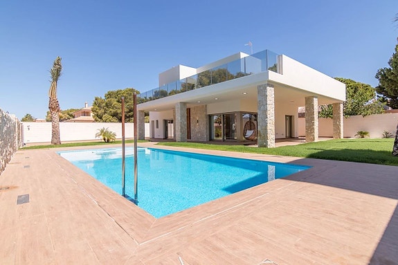 Bruk en megler med gode referanser - se SPANIA1.no