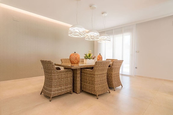 Bruk en megler med gode referanser - se SPANIA1.no