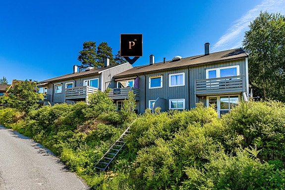 Privatmegleren ved Magnus Fevang Landgraff har gleden av å presentere denne pene og velholdte 2-roms selveierleiligheten med vestvendt balkong, solrikt med herlig utsikt beliggende i Kongsberg kommune.