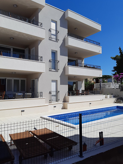 Nye flotte leiligheter 50 meter fra havet med svømmebasseng. Apartment Lizzi.