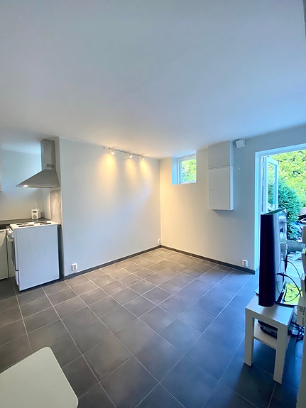 Stue med utgang på siden av huset