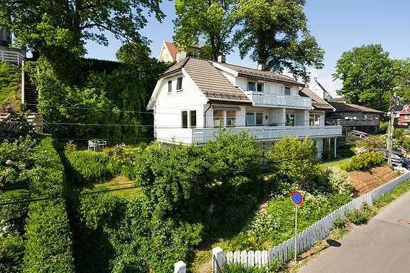 Velkommen til Løvåsveien 10 A - en flott og nyoppusset del av tomannsbolig i et attraktiv, sentralt og barnevennlig boligområde på Tåsen.