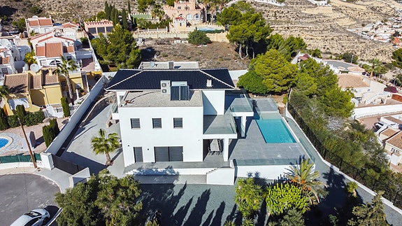 En megler med gode referanser -  SPANIA1.no