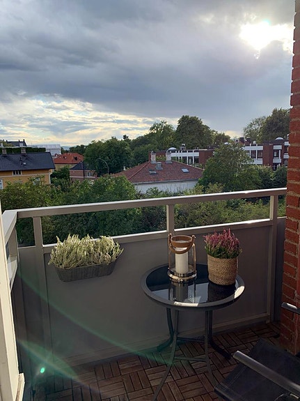 Syd-vestvendt balkong med hyggelig utsyn