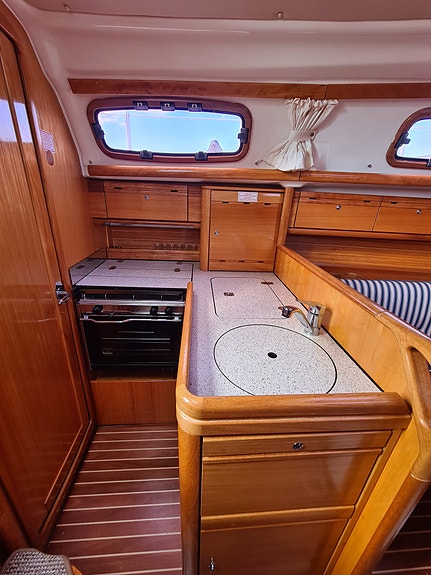 Velholdt Bavaria 30 Cruiser med 2 lugarer til leie 3 of 10
