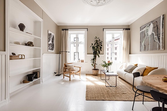 Velkommen til en lys og klassisk leilighet med perfekt beliggenhet i hjertet av Grünerløkka.