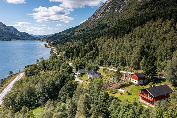 Velkommen til Svidalsvegen 15! Dette er en romslig og innholdsrik enebolig med utleiedel langs vakre Jølstravatnet på Vassenden.