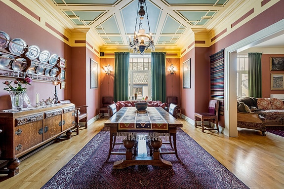 Velkommen til Kirkegata 15! En stor og klassisk jugendstil leilighet med flotte detaljer. Dette er leiligheten for deg som er på jakt etter noe unikt og annerledes