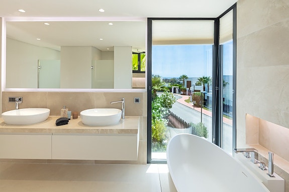 En megler med gode referanser - SPANIA1.no