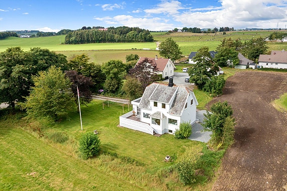 Velkommen til Postvegen 381. Eiendommen presenteres av Kristine Ree Espedal i EiendomsMegler1 Jærmegleren