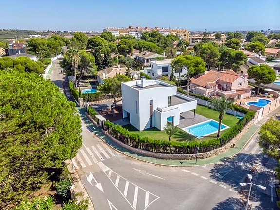 Bruk en megler med gode referanser - se SPANIA1.no