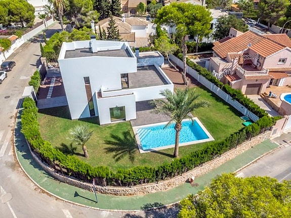 Bruk en megler med gode referanser - se SPANIA1.no