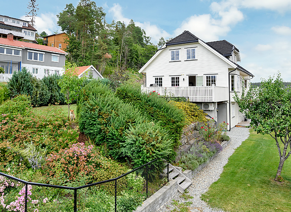 Sokkelleilighet med egen adkomst/inngangsparti.