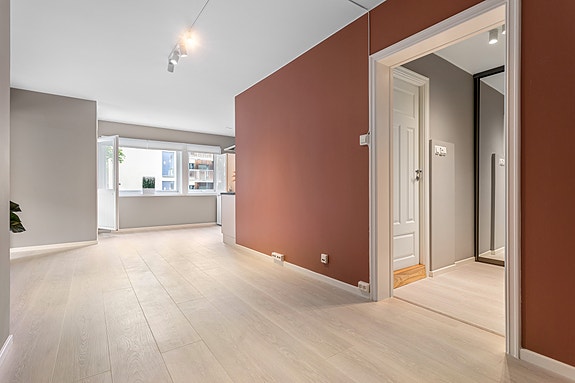 Romslig stue med nydelige farger