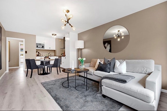 Romslig stue med åpen kjøkkenløsning