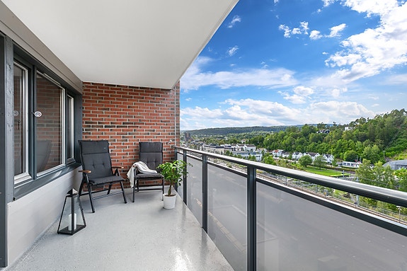 PrivatMegleren Sandvika har gleden av å presentere denne romslige 5-roms gjennomgående leiligheten som ligger skjermet til kun få meter fra Sandvika sentrum