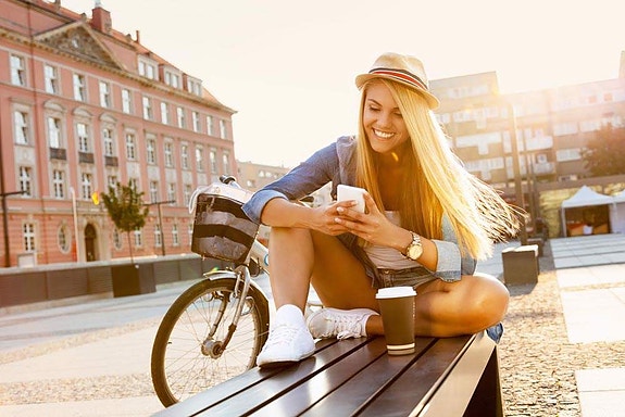 Dame på mobilen sommerkos