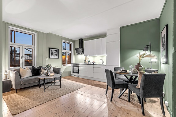 Velkommen til visning! Privatmegleren Rodeløkka ved Thea Marie Gjerdalen har gleden av å presentere denne flotte 3-romsen i Trondheimsveien 24B. Trykk på 360 ikonet; for å få en virtuell visning av stuen.
