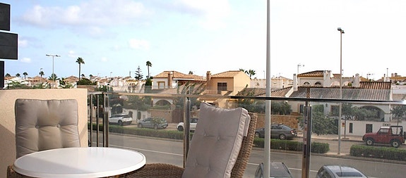 Sydvendt balkong med utsikt mot etablert lavhus-bebyggelse