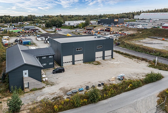 Eiendommen har en eiet tomt på ca. 3 861,3 kvm og består av kontor-/lagerbygg på 780 kvm, samt industribygg med verksted, produksjon, lager og vaskehall på 1172 kvm.