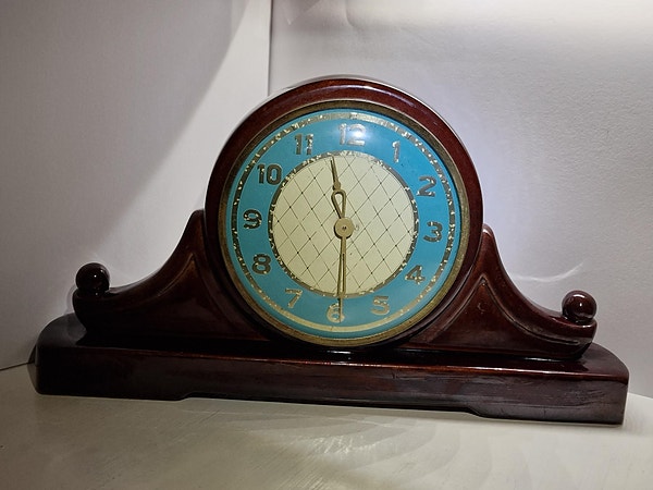 NY PRIS! Opptrekkbar antikk klokke i porselen