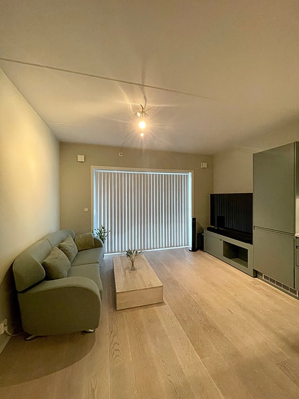 Stue med sofa, sofa- og tv-bord.