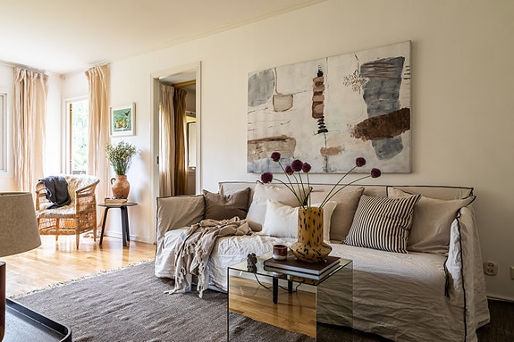 Velkommen til Rasmus Winderens vei 37. En lys og luftig 2-roms leilighet beliggende i 2. etasje med solrik, overbygd balkong og hyggelig utsyn over grønne fellesarealer.