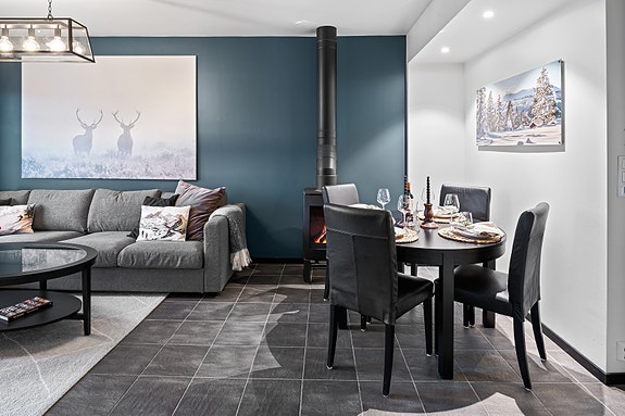 Stuen har en Jøtul vedovn samt behagelig gulvvarme i flisene med termostat som styres via app. Kom til varm leilighet!