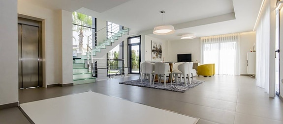 Bruk en megler med gode referanser - se SPANIA1.no