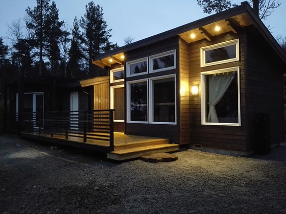 Minihus vurderes solgt høst-26 Romslig veranda mot sør, med utgang både fra gangen og soverom