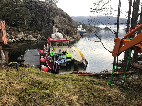 Skjergardstenesta henta inn kasserte plastbåter