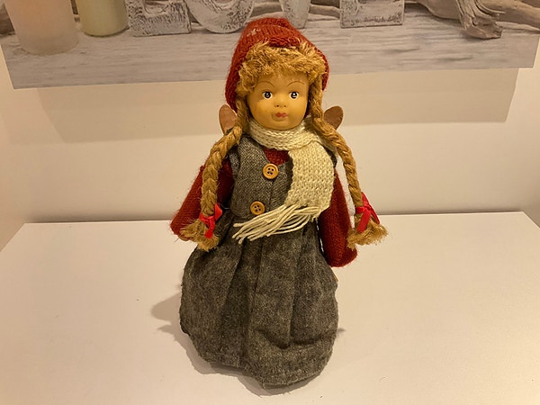 Nydelig julenissejente med ski på ryggen. Vintage. 190kr.