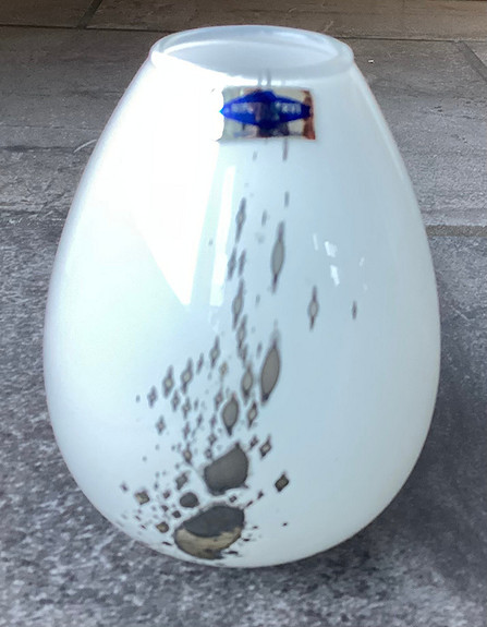 RETRO - NUUTAJÄRVI Finland. 1 meget vakker vase fra 1990. H. 11 cm, vasen er rund, B. ca 8,5 cm. Åpningen oppe er 3 cm. Se bildene. Vasen er «SOM NY». Meget fin! Har klistremerke øverst « NUUTAJÄRVI 1793 WARTSILA FINLAND».