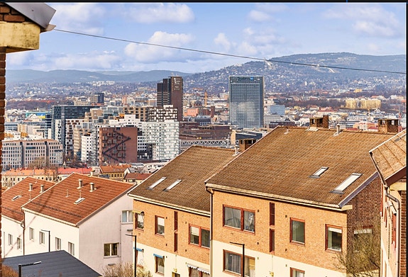 Utsikt fra stuevindu og luftebalkong