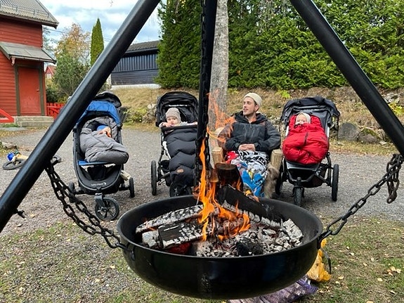 Småbarna har rolig stund etter soving