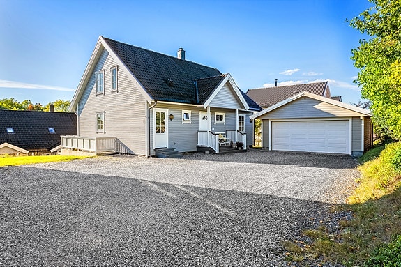 Svært romslig og skjermet gårdsplass med gode parkeringsmuligheter i tillegg til dobbelt garasje. Garasje har ferdigmontert elbil-lader.