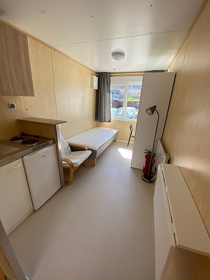 Flytt rett inn. Enkelt innredet med seng, skrivepult og garderobe. Renhold utføres hver 14.dag. Du får også om ønskelig levert håndklær og sengetøy ved innflytting som skiftes hver 14.dag