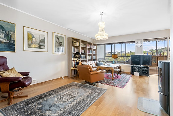 Stue med gode lysforhold fra store vindusflater