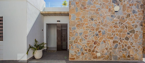 Bruk en megler med gode referanser - se SPANIA1.no