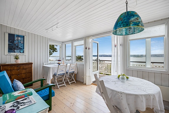 Lys og delikat stue med utgang til stor terrasse