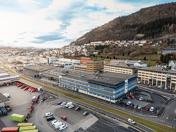 Kanalveien 51 har en meget sentral beliggenhet, tett opp mot bybane og Fjøsangerveien.