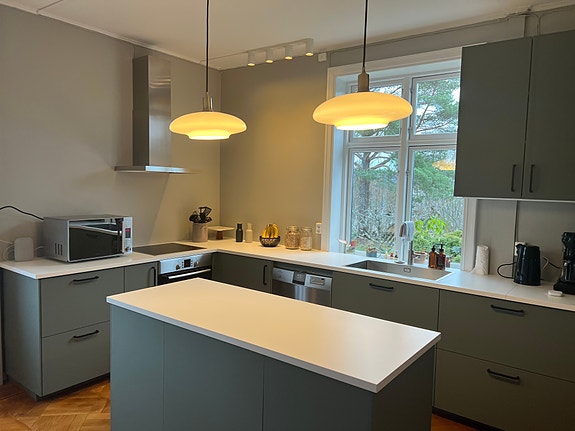 Nytt kjøkken med plass til spisebord